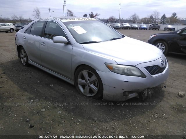4T1BF3EK7BU608365 - 2011 TOYOTA CAMRY SE/LE/XLE SILVER photo 1
