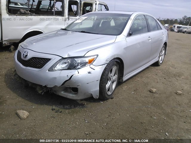 4T1BF3EK7BU608365 - 2011 TOYOTA CAMRY SE/LE/XLE SILVER photo 2
