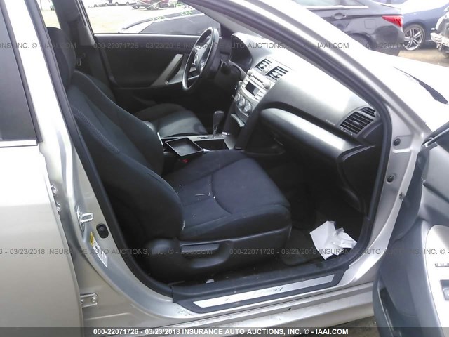4T1BF3EK7BU608365 - 2011 TOYOTA CAMRY SE/LE/XLE SILVER photo 5