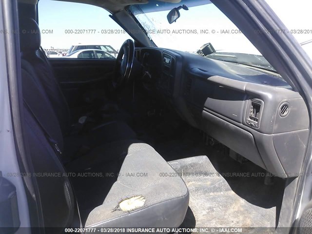 1GCHC29U25E291509 - 2005 CHEVROLET SILVERADO C2500 HEAVY DUTY WHITE photo 5