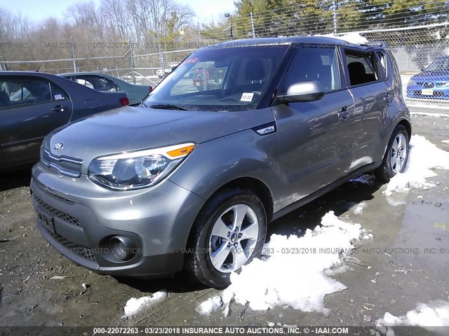 KNDJN2A2XJ7554799 - 2018 KIA SOUL GRAY photo 2