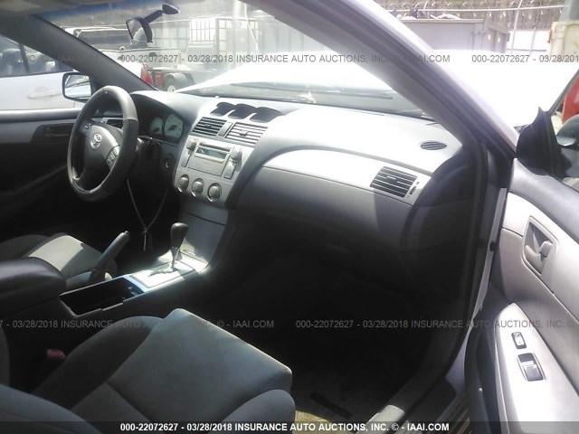 4T1CE38P05U984330 - 2005 TOYOTA CAMRY SOLARA SE/SLE ვერცხლისფერი ფოტო 5