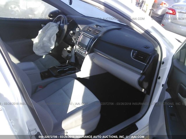 4T4BF1FK0ER406190 - 2014 TOYOTA CAMRY L/SE/LE/XLE WHITE photo 5