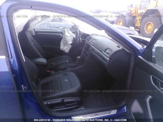 1VWDT7A30HC002395 - 2017 VOLKSWAGEN PASSAT R-LINE Mavi foto 5