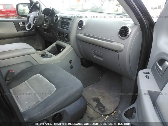 1FMPU15LX4LB88005 - 2004 FORD EXPEDITION XLT Schwarz Foto 5