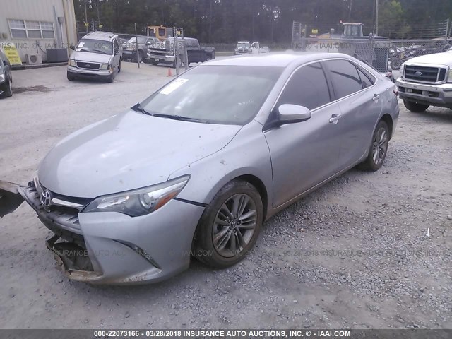 4T1BF1FK9FU957763 - 2015 TOYOTA CAMRY LE/XLE/SE/XSE Silber Foto 2