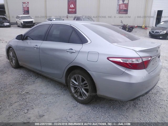 4T1BF1FK9FU957763 - 2015 TOYOTA CAMRY LE/XLE/SE/XSE Silber Foto 3