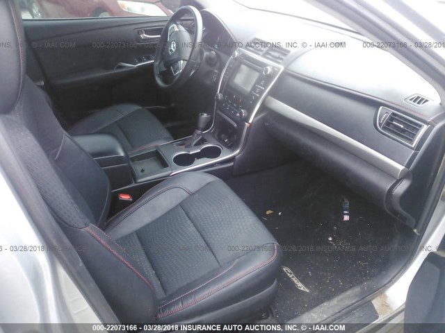 4T1BF1FK9FU957763 - 2015 TOYOTA CAMRY LE/XLE/SE/XSE Silber Foto 5