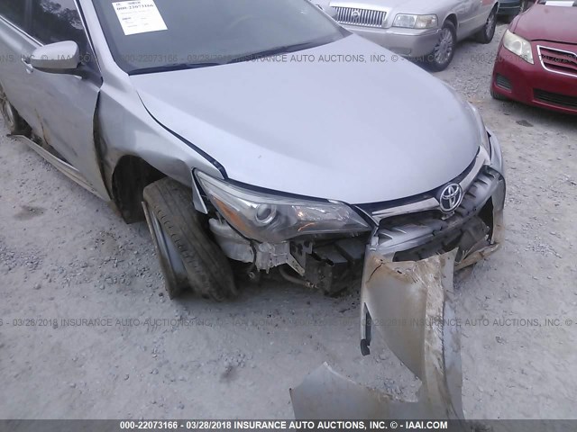 4T1BF1FK9FU957763 - 2015 TOYOTA CAMRY LE/XLE/SE/XSE Silber Foto 6