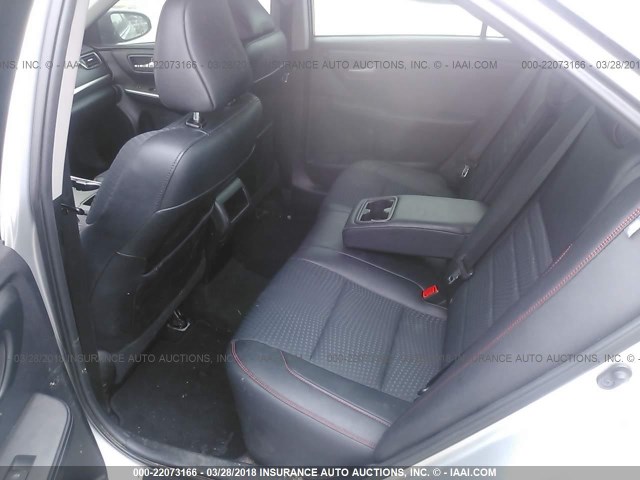 4T1BF1FK9FU957763 - 2015 TOYOTA CAMRY LE/XLE/SE/XSE Silber Foto 8