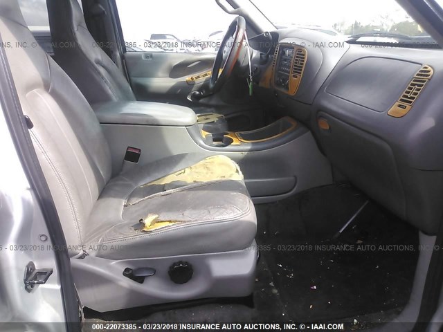 1FMRU15W22LA02733 - 2002 FORD EXPEDITION XLT 银色 照片 5