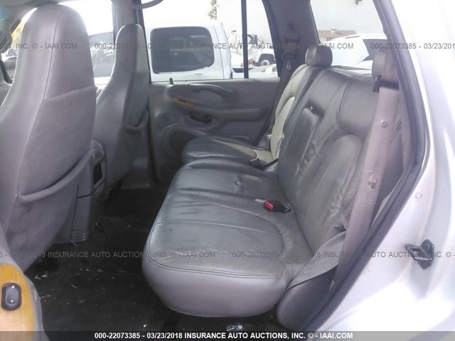 1FMRU15W22LA02733 - 2002 FORD EXPEDITION XLT 银色 照片 8