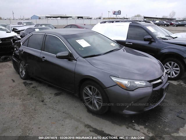4T1BF1FK0FU943184 - 2015 TOYOTA CAMRY LE/XLE/SE/XSE GRAY photo 1