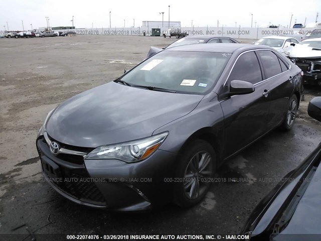 4T1BF1FK0FU943184 - 2015 TOYOTA CAMRY LE/XLE/SE/XSE GRAY photo 2