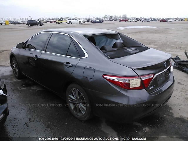 4T1BF1FK0FU943184 - 2015 TOYOTA CAMRY LE/XLE/SE/XSE GRAY photo 3