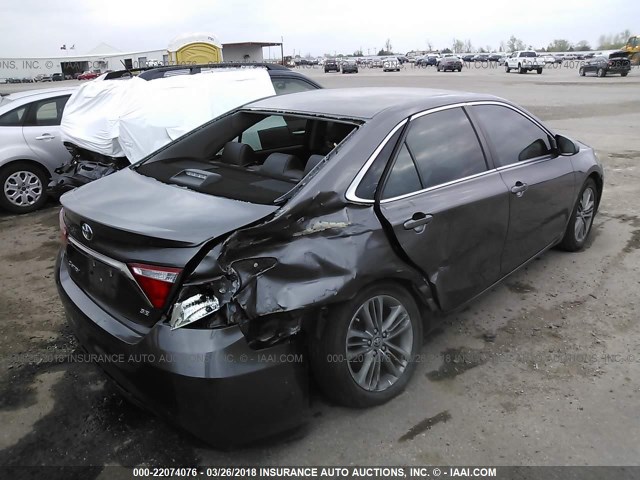 4T1BF1FK0FU943184 - 2015 TOYOTA CAMRY LE/XLE/SE/XSE GRAY photo 4