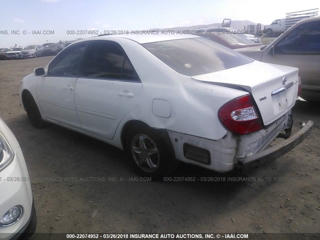 JTDBE32K930152907 - 2003 TOYOTA CAMRY LE/XLE Weiß Foto 3
