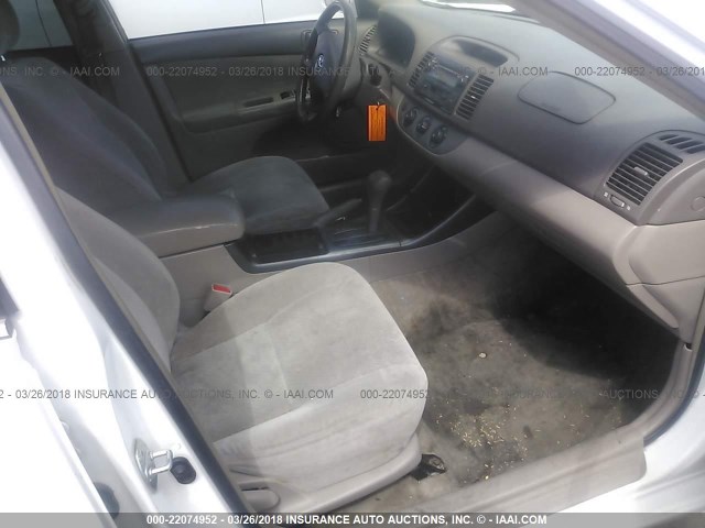 JTDBE32K930152907 - 2003 TOYOTA CAMRY LE/XLE Weiß Foto 5