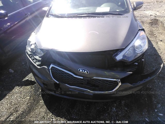 KNAFX4A68F5322717 - 2015 KIA FORTE LX BROWN photo 6