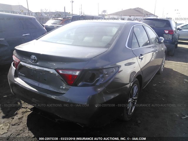 4T1BF1FK3HU292555 - 2017 TOYOTA CAMRY LE/XLE/SE/XSE GRAY photo 4