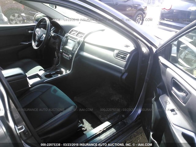 4T1BF1FK3HU292555 - 2017 TOYOTA CAMRY LE/XLE/SE/XSE GRAY photo 5