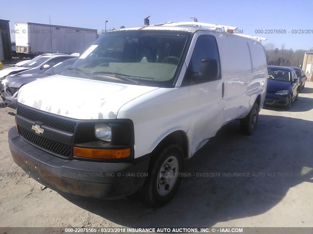 1GCGG25V471188391 - 2007 CHEVROLET EXPRESS G2500  WHITE photo 2