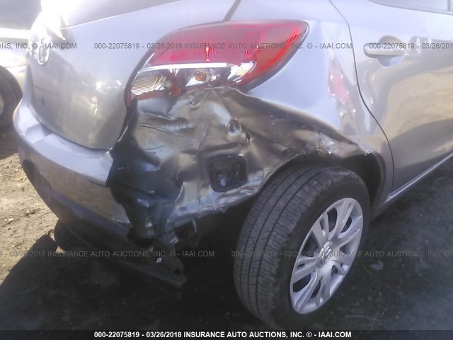 JM1DE1KY4E0178321 - 2014 MAZDA MAZDA2 SPORT SILVER photo 6