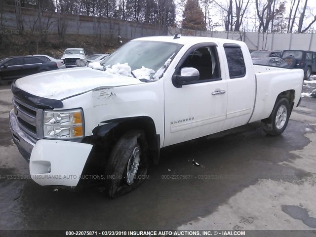 1GCRKSE30BZ138846 - 2011 CHEVROLET SILVERADO K1500 LT WHITE photo 2