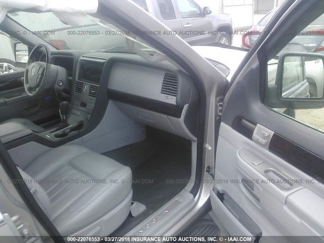 5LMEU68H25ZJ18263 - 2005 LINCOLN AVIATOR 银色 照片 5