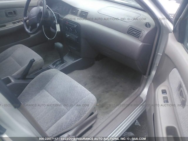 3N1AB41D1WL047950 - 1998 NISSAN SENTRA XE/GXE ვერცხლისფერი ფოტო 5