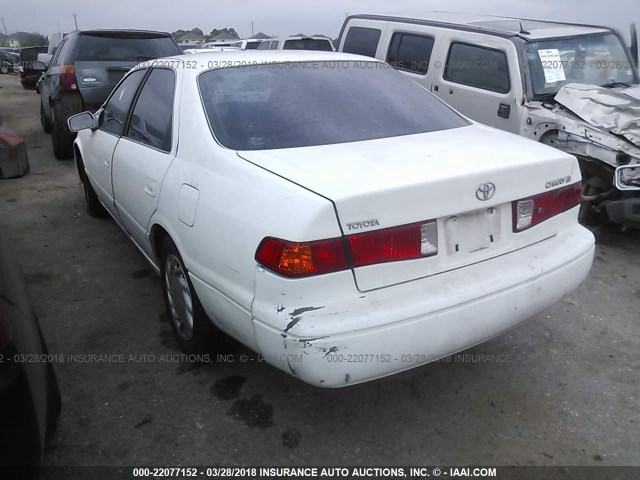 JT2BG28K4Y0489562 - 2000 TOYOTA CAMRY LE/XLE Weiß Foto 3