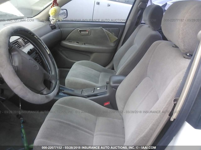 JT2BG28K4Y0489562 - 2000 TOYOTA CAMRY LE/XLE Weiß Foto 5