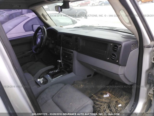 1J8HG48K06C273841 - 2006 JEEP COMMANDER SILVER photo 5