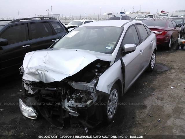 1FAHP3F29CL289588 - 2012 FORD FOCUS SE Plata foto 2