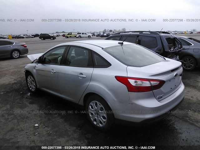 1FAHP3F29CL289588 - 2012 FORD FOCUS SE Plata foto 3