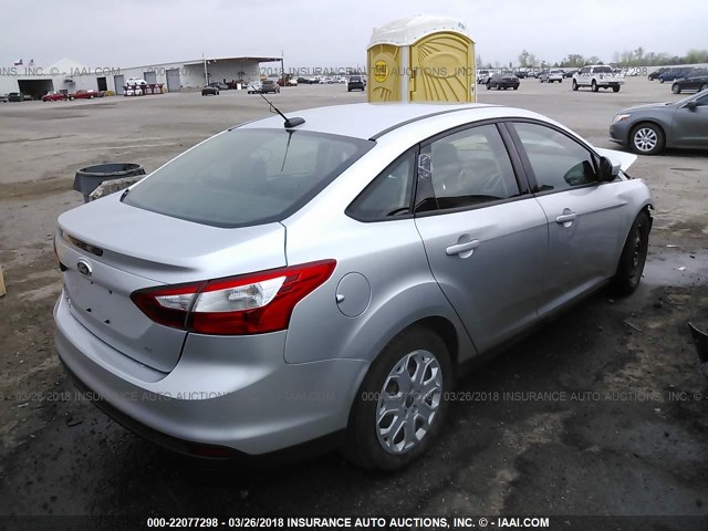 1FAHP3F29CL289588 - 2012 FORD FOCUS SE Plata foto 4