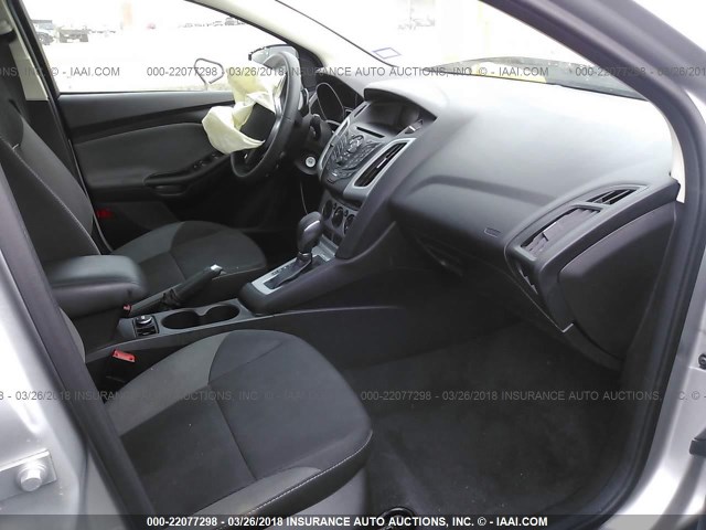 1FAHP3F29CL289588 - 2012 FORD FOCUS SE Plata foto 5