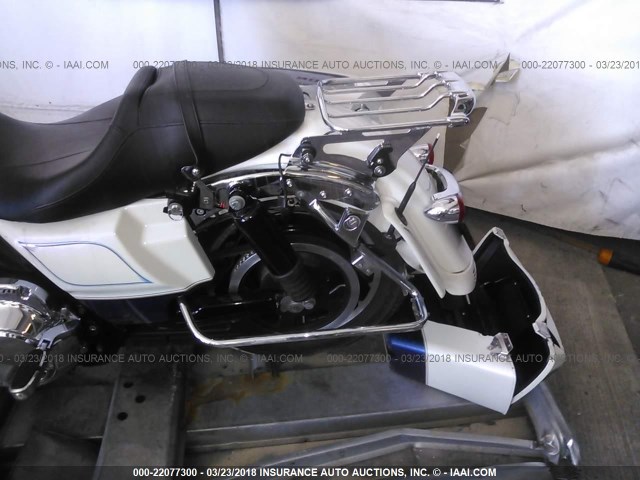 1HD1KB417AB664538 - 2010 HARLEY-DAVIDSON FLHX WHITE photo 6