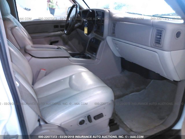 1GNEC16Z34J228722 - 2004 CHEVROLET SUBURBAN C1500 WHITE photo 5