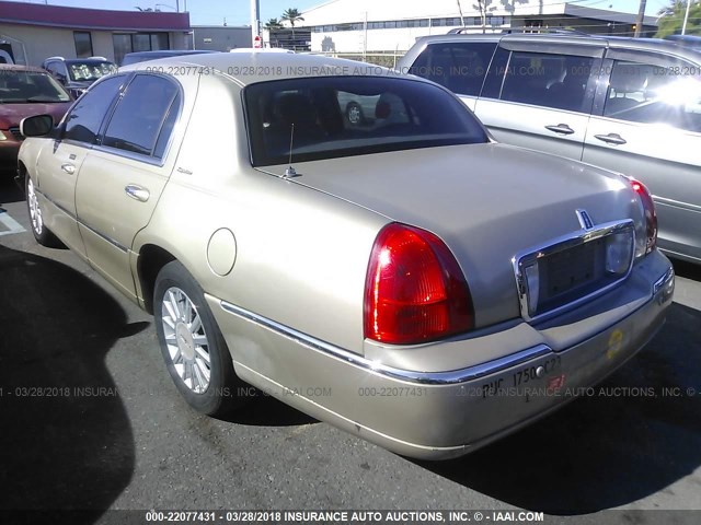 1LNHM81W54Y608060 - 2004 LINCOLN TOWN CAR EXECUTIVE/SIGNATURE GOLD photo 3