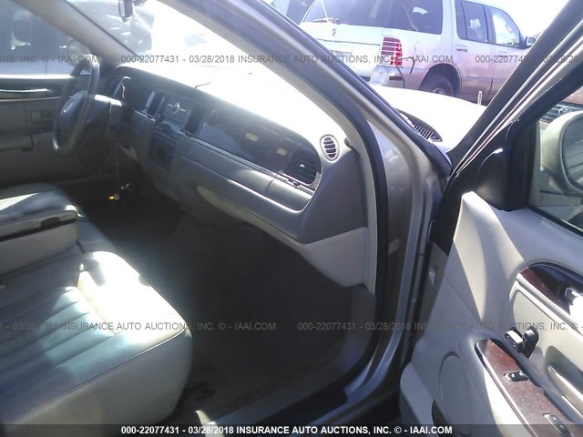 1LNHM81W54Y608060 - 2004 LINCOLN TOWN CAR EXECUTIVE/SIGNATURE ოქროსფერი ფოტო 5