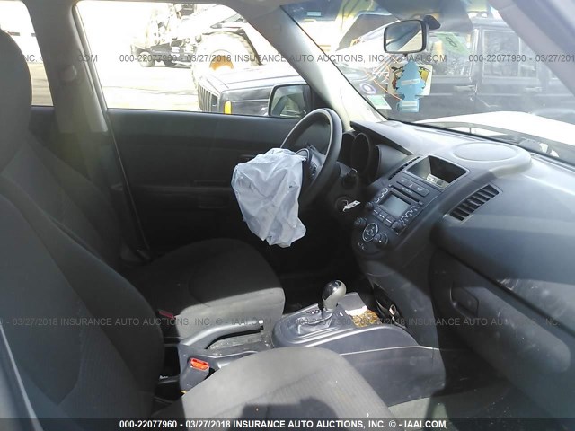 KNDJT2A50C7415915 - 2012 KIA SOUL SILVER photo 5