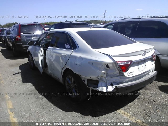 4T1BF1FKXGU206303 - 2016 TOYOTA CAMRY LE/XLE/SE/XSE WHITE photo 3