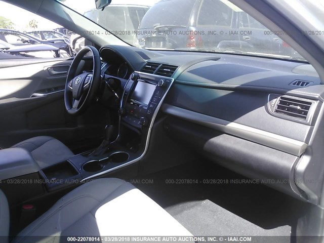 4T1BF1FKXGU206303 - 2016 TOYOTA CAMRY LE/XLE/SE/XSE WHITE photo 5