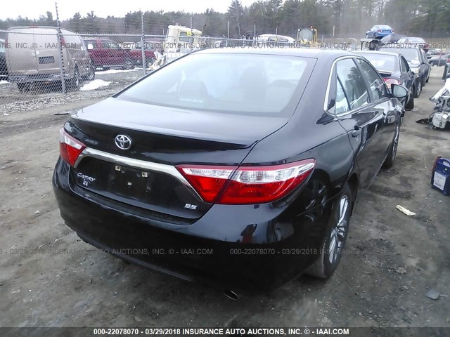 4T1BF1FK5GU149864 - 2016 TOYOTA CAMRY LE/XLE/SE/XSE შავი ფოტო 4