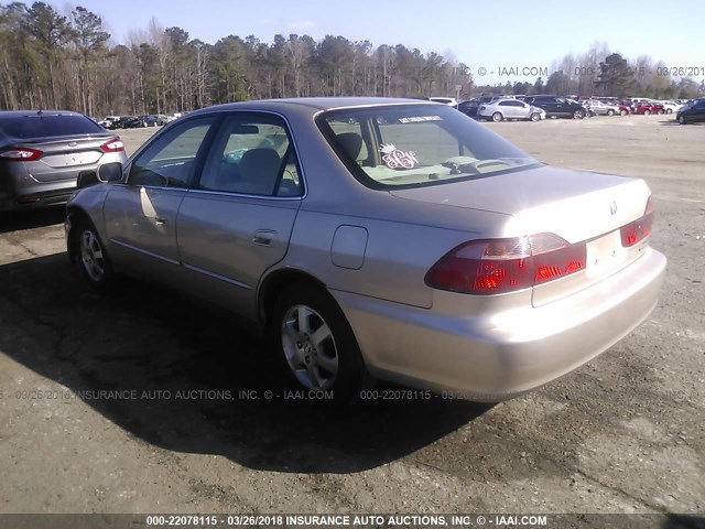 1HGCG6693YA071704 - 2000 HONDA ACCORD SE GOLD photo 3