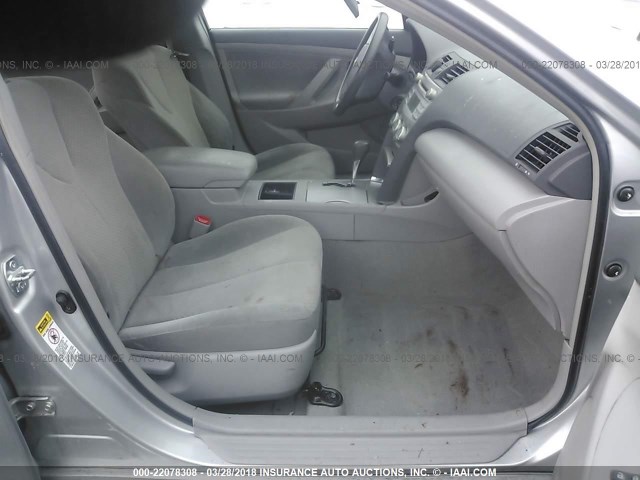 4T1BE46KX9U841948 - 2009 TOYOTA CAMRY SE/LE/XLE SILVER photo 5