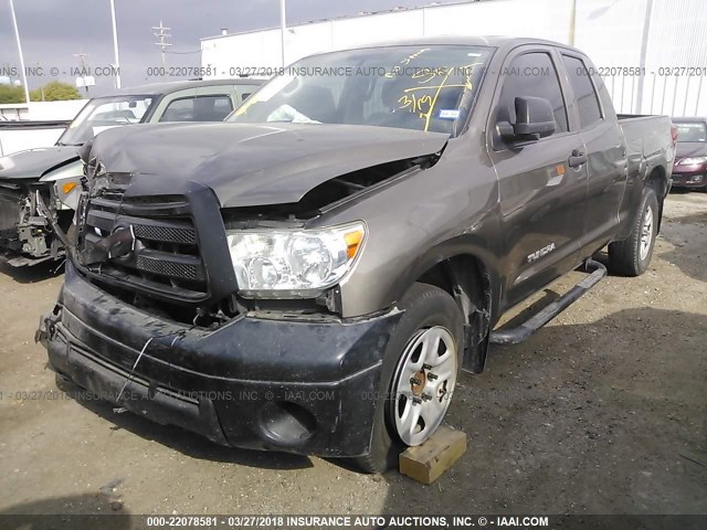 5TFRM5F18DX066611 - 2013 TOYOTA TUNDRA DOUBLE CAB SR5 GRAY photo 2