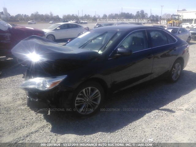 4T1BF1FK2GU574023 - 2016 TOYOTA CAMRY LE/XLE/SE/XSE GREEN photo 2