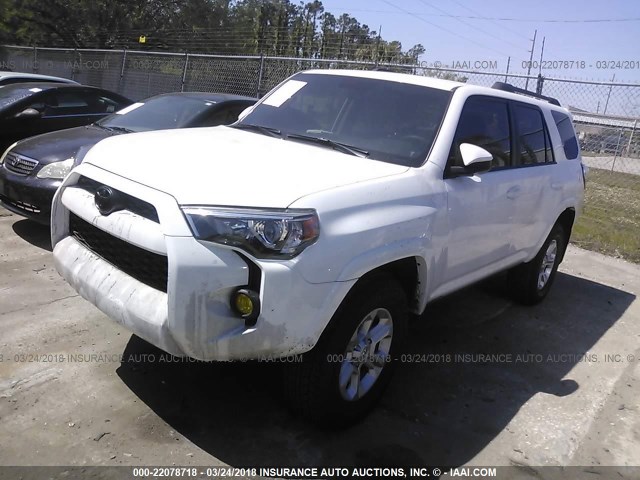 JTEBU5JR4J5496962 - 2018 TOYOTA 4RUNNER SR5 PREM/LTDL/TRAIL/TRD Biały zdjęcie 2